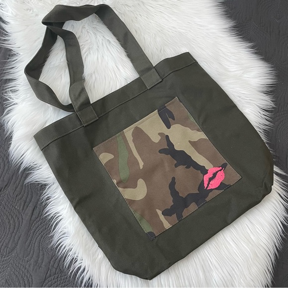 Bloomingdale’s LE Army Camo Kiss Print Canvas Tote NWOT - Picture 1 of 8